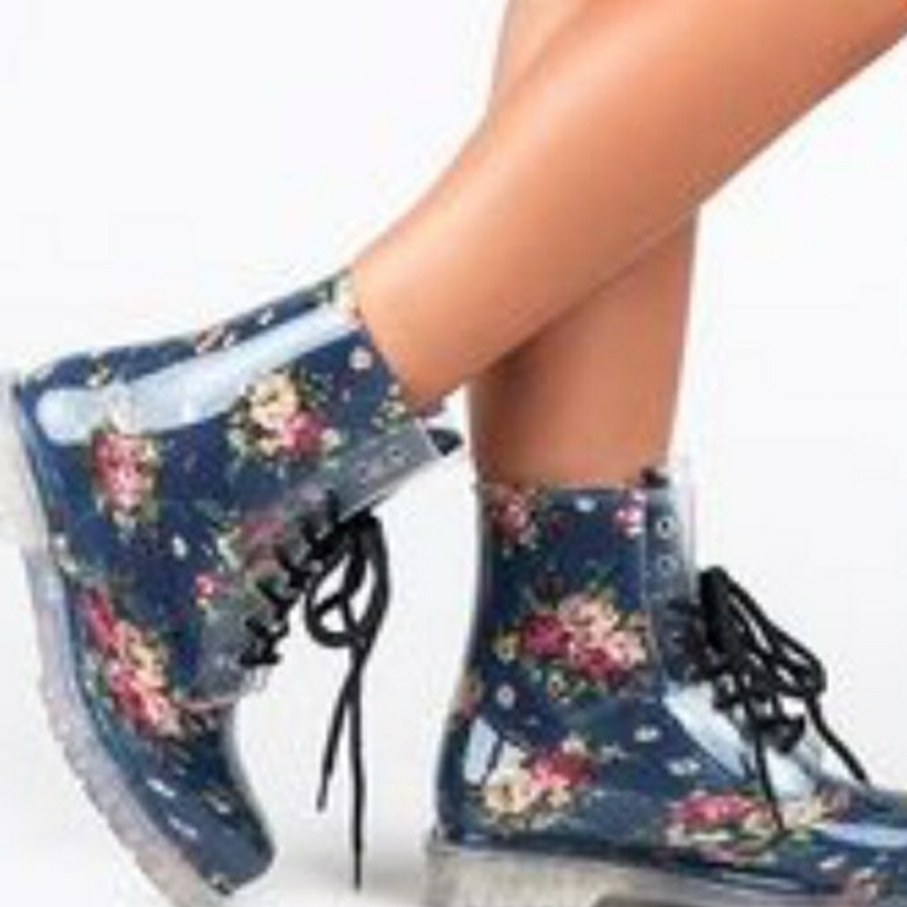 Dirty Laundry,combat ,rain boots,size6